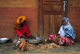 Alimentation;-Archipel-des-Comores;-Bassine;-Femmes;-France;-Haricots;-Kaleidos;-Kaleidos-images;-La-parole-à-limage;-Laurent-Abad;-Mayotte;-Océan-Indien;-Stories-Pictures;-Travail;-Vie-quotidienne